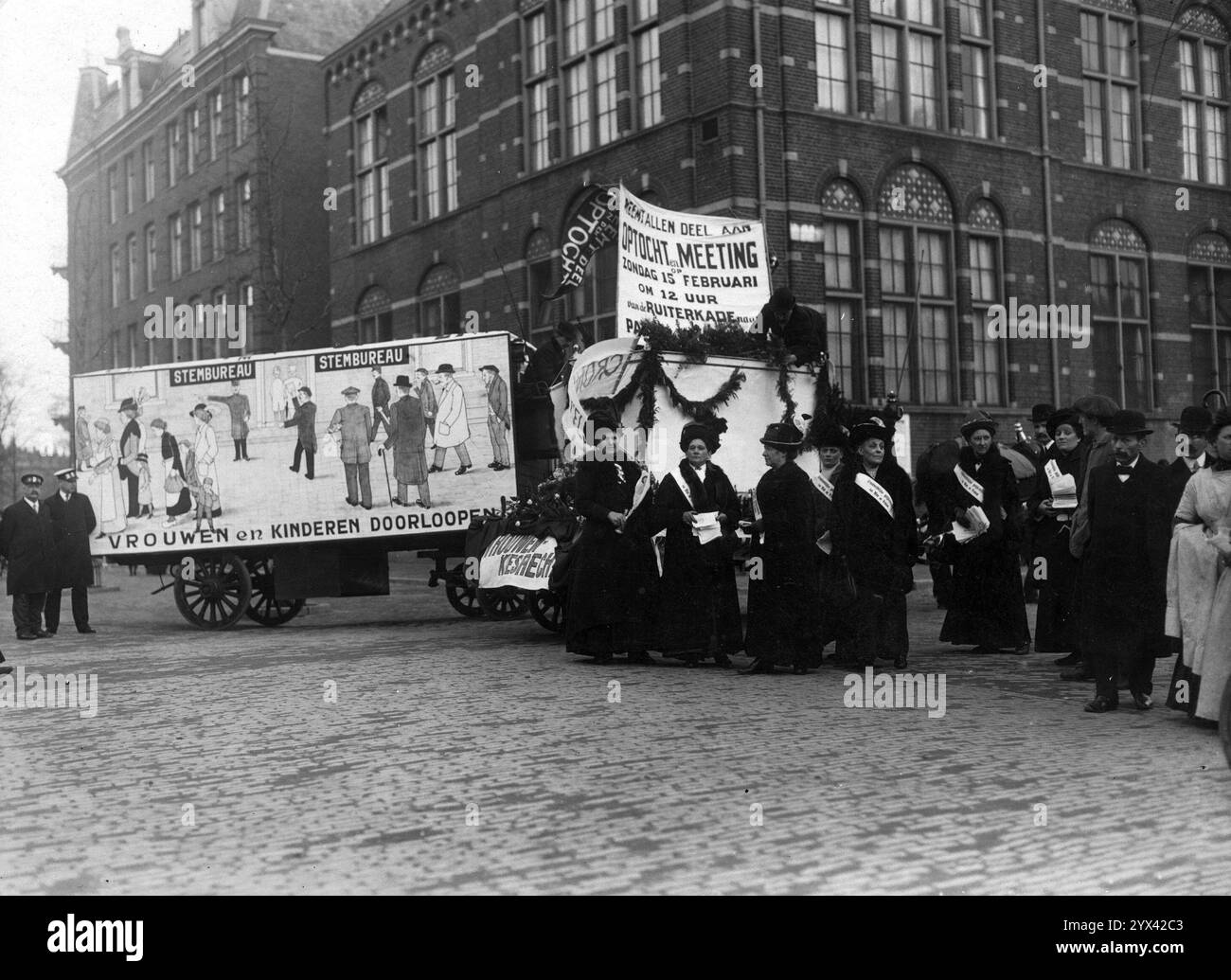 Politique, pays-Bas. Association pour le suffrage des femmes en action. L'association pour le suffrage féminin a roulé dans les rues d'Amsterdam avec deux camions publicitaires pour promouvoir la réunion du 15 février 1914 avec des tracts. La satire dessinée sur le camion montre un bureau de vote avec le texte ci-dessous: "Les femmes et les enfants traversent!". Banque D'Images