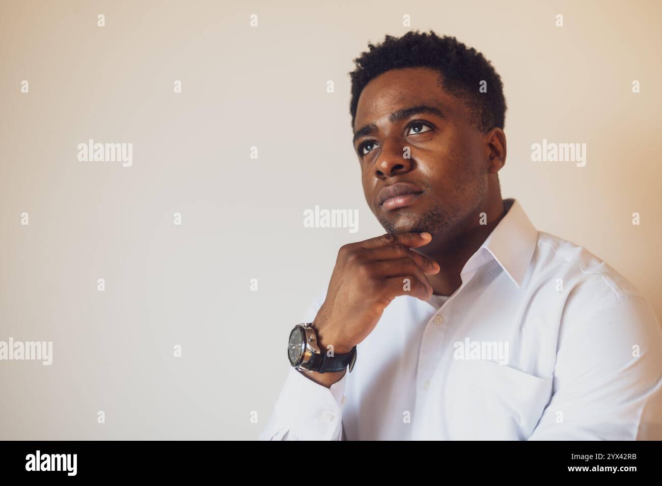 Portrait d'un jeune homme d'affaires qui est réfléchi. Banque D'Images