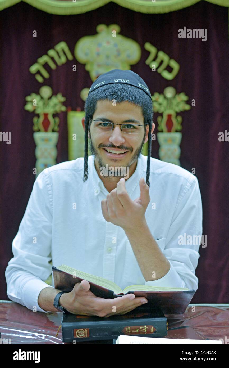 Portrait posé d'une étude étudiante israélienne au siège de Chabad et à la synagogue sur Eastern Parkway à Crown Heights, Brooklyn, New York. Banque D'Images