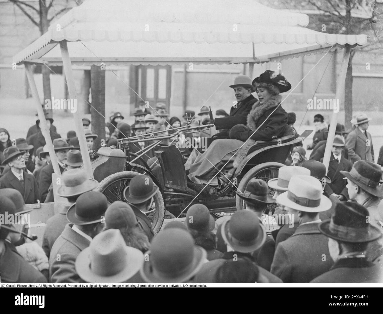 Voiture particulière se présentant sous la forme d’une petite remorque tirée par un cheval, attelée à un cheval à moteur, pour deux personnes, avec sièges rembourrés en velours côtelé. La voiture a été appelée la «combinaison Victoria». Moteur essence français de Dion avec n° de série. 15184, allumage magnéto Berling, carburateurs Schebler fabriqués aux États-Unis. Réservoir d'essence et d'huile combiné situé sur le dessus du moteur. Toutes les commandes se trouvent sur le joystick et le frein à bande du wagon est actionné au pied. Le moteur d'origine est monocylindre et refroidi par air. Moteur quatre temps deux cylindres refroidi par air environ Vitesse maximale de 2,7 ch environ 40 Banque D'Images