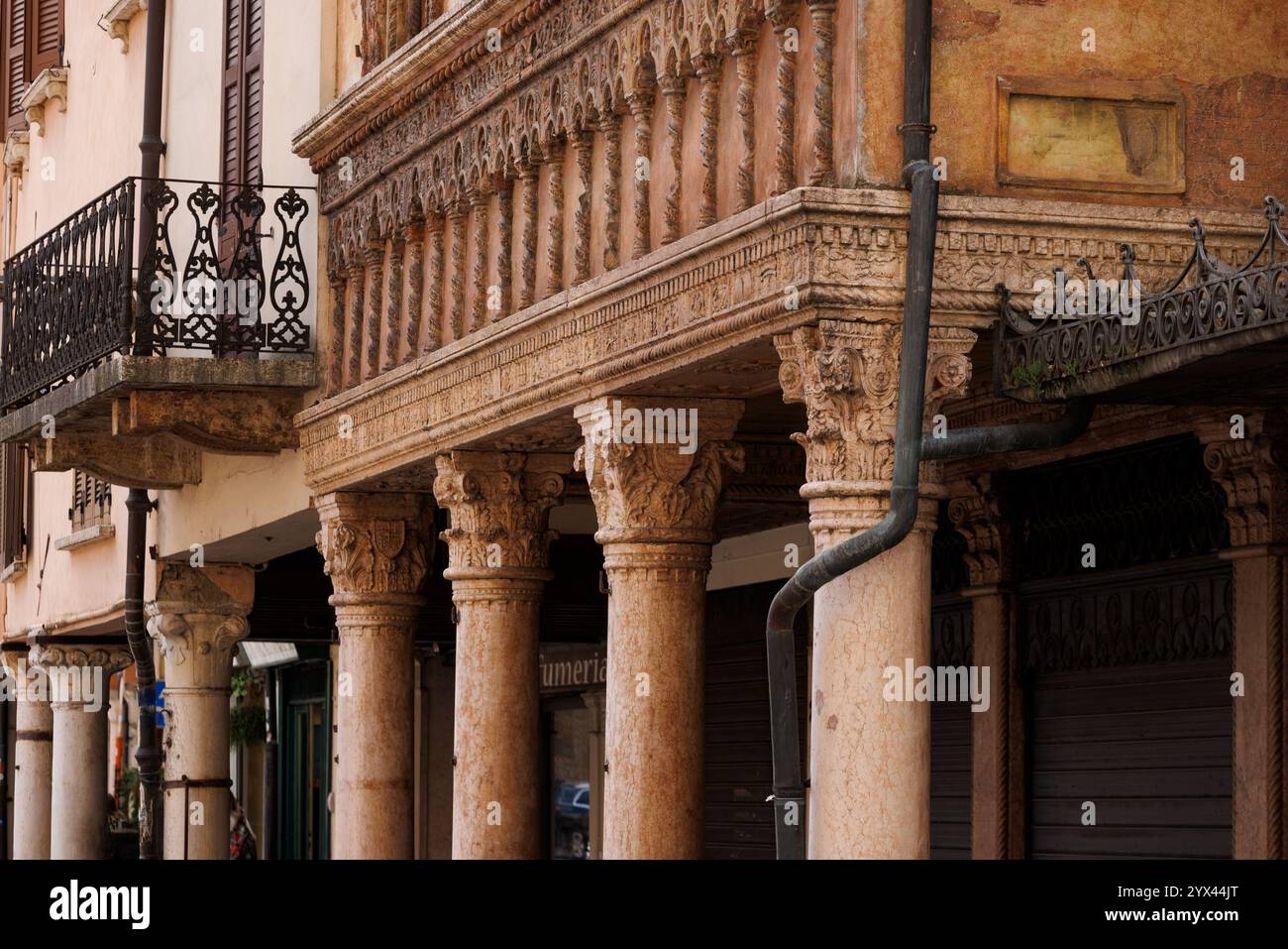 Vue sur les colonnes corinthiennes dans le portique de la Casa del Mercante historique, construite en 1455, présentant un mélange harmonieux de gothique et de Renaissanc Banque D'Images Vue sur les colonnes corinthiennes dans le portique de la Casa del Mercante historique, construite en 1455, présentant un mélange harmonieux de gothique et de Renaissanc Banque D'Images