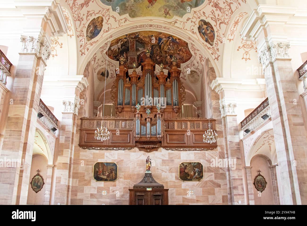 Autel de l'église abbatiale romane Saint-Maurice à Ebersmunster, construite en 1112 et reconstruite en 1717 Banque D'Images