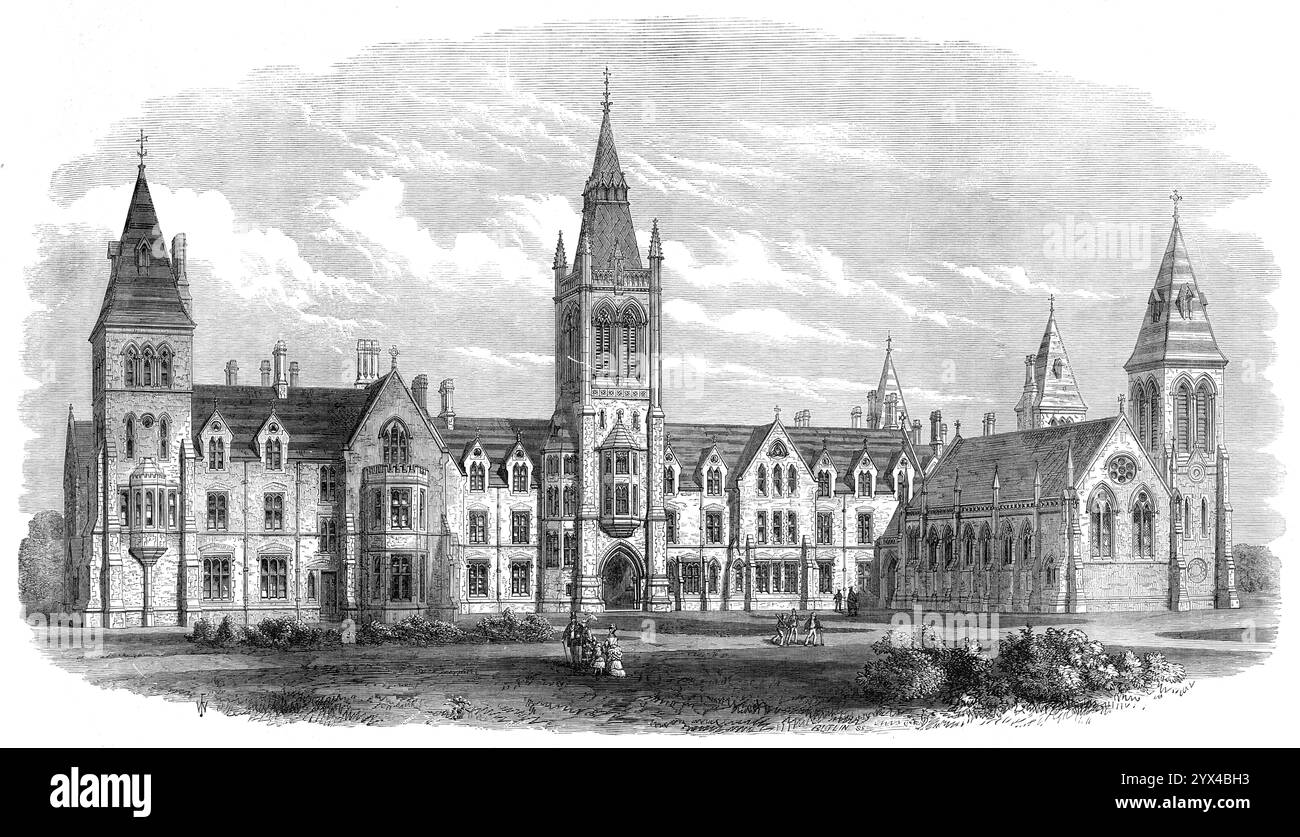 Nouveaux bâtiments de l'école Charterhouse à Godalming, 1872. 'Le retrait de l'école Charterhouse de son ancien site sur Charterhouse-Square... vers le quartier rural sain de Godalming, trente-quatre miles au sud de Londres, est un changement très bénéfique... le site des nouveaux bâtiments de l'école, qui ont été construits d'après les plans de l'architecte, Mr Philip Hardwick, est sur le terrain élevé un mile au nord-ouest de Godalming... entouré de bois agréables. Les bâtiments se composent d'un groupe irrégulier de deux quadrangles ou cours, avec hall et chapelle, et école et salles de conférence en suite. Banque D'Images