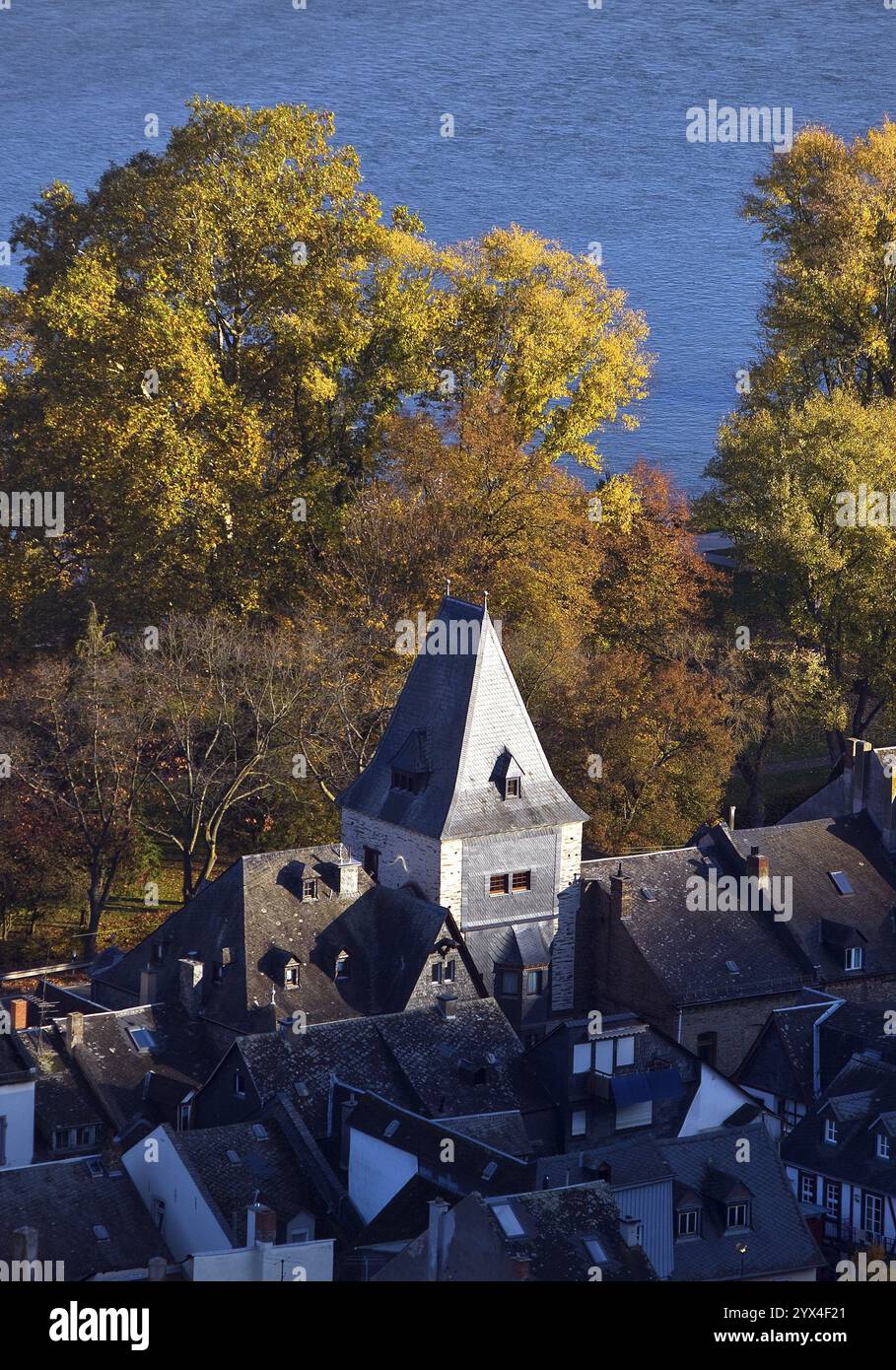 Vue aérienne de la tour du marché avec des maisons sur le Rhin, Bacharach, patrimoine mondial de l'UNESCO Haut Rhin moyen vallée, Rhénanie-Palatinat, Allemagne, E Banque D'Images