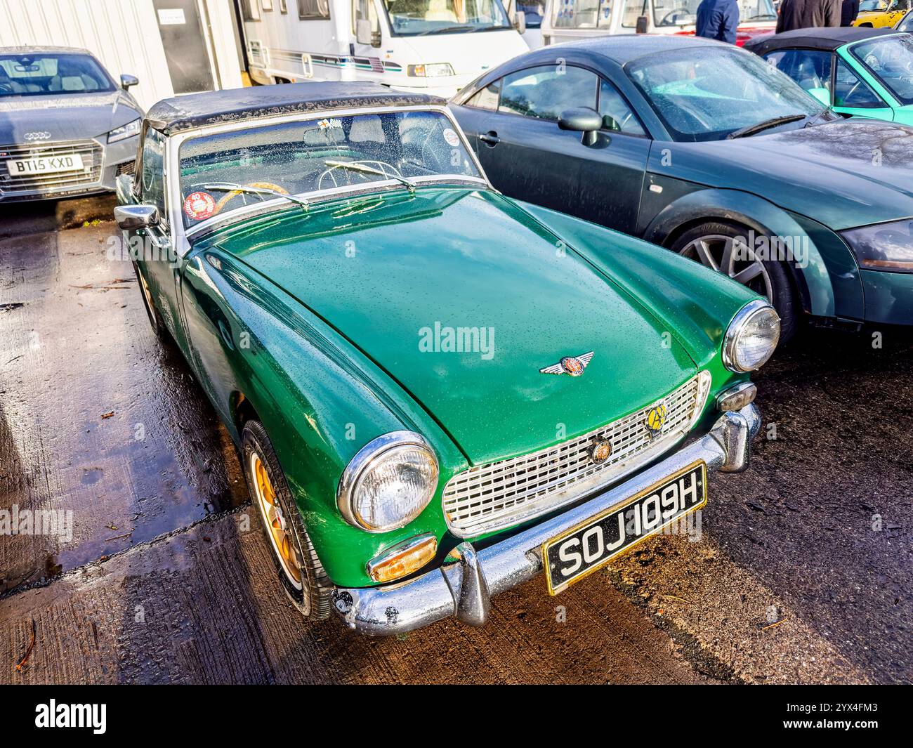 Vue avant d'une voiture de sport décapotable austin healey Sprite MK LV verte classique avec une plaque d'immatriculation vintage Banque D'Images