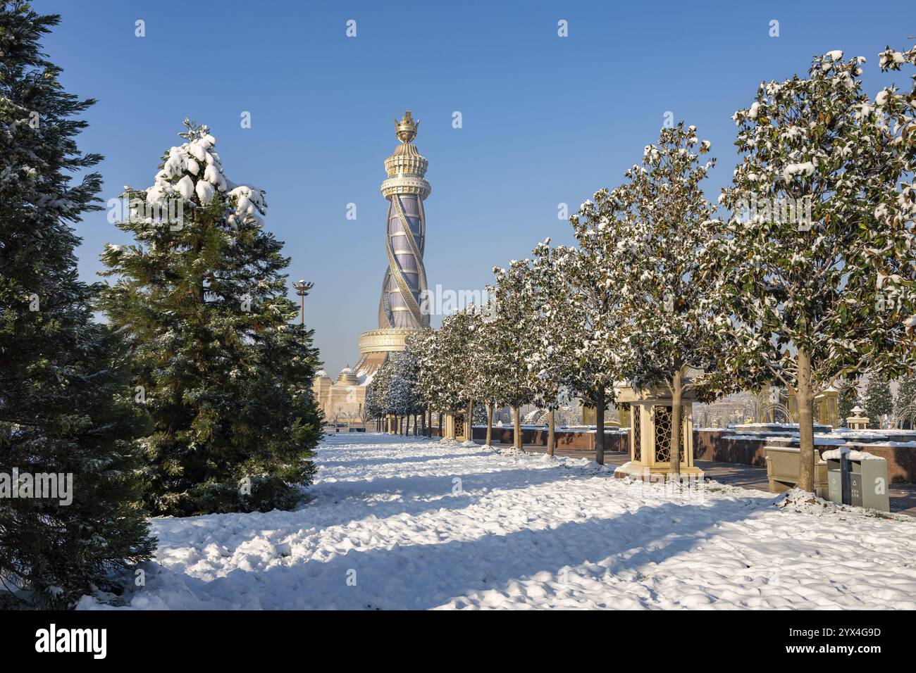 Parc d'hiver avec Tour Istiklol, Tour de l'indépendance et de la liberté, Douchanbé, Tadjikistan, Asie centrale, Asie Banque D'Images