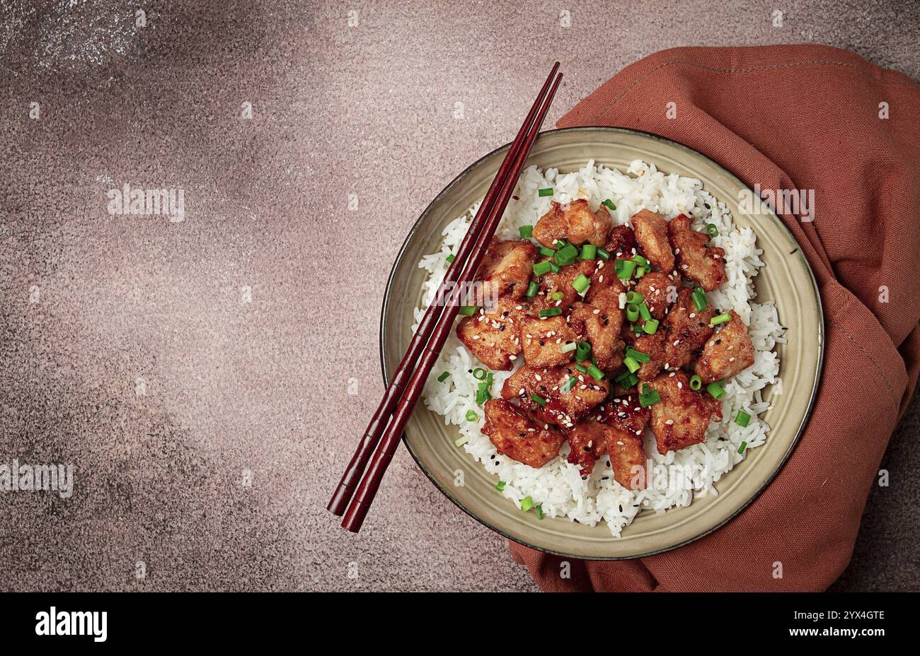 Poulet teriyaki frit avec riz, oignon vert et sésame, fait maison, pas de gens Banque D'Images