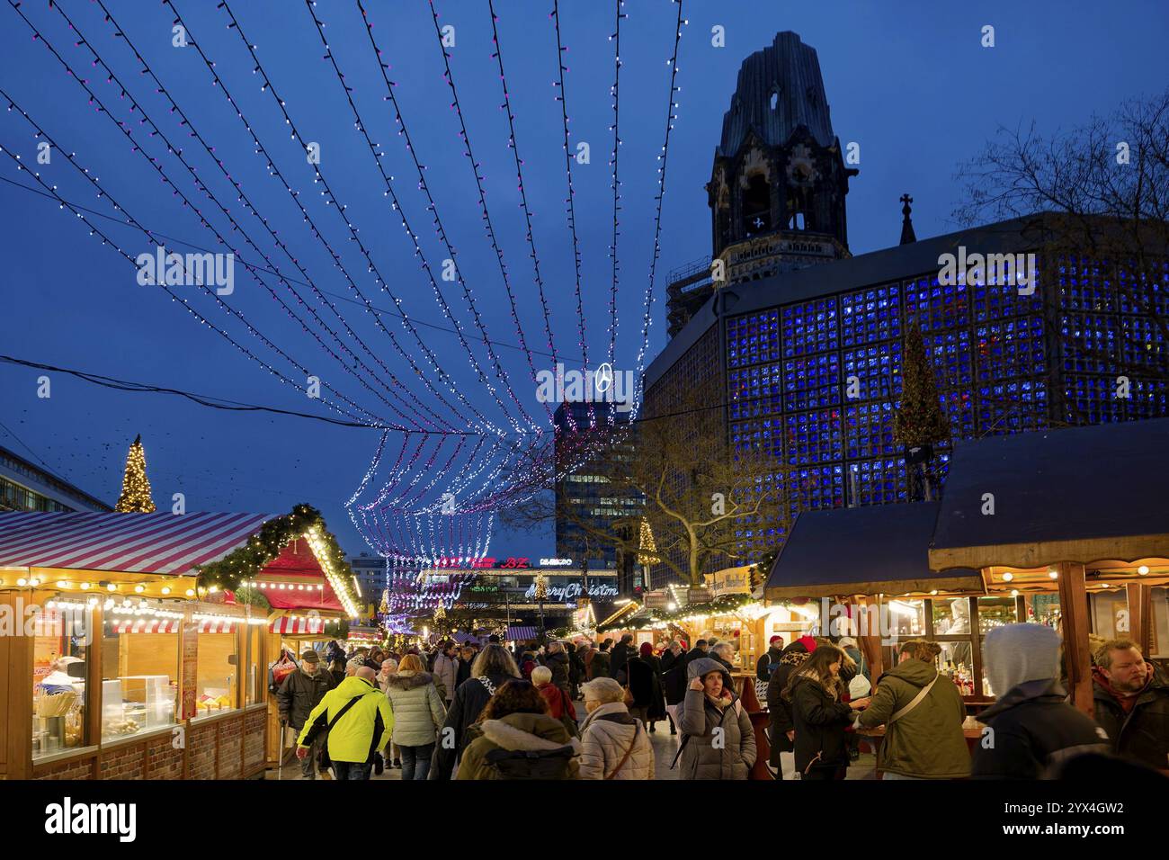 Marché de Noël à l'église commémorative Kaiser Wilhelm, Breitscheidplatz, Berlin, Allemagne, 12 décembre 2024 < english> marché de Noël au Kaiser Banque D'Images