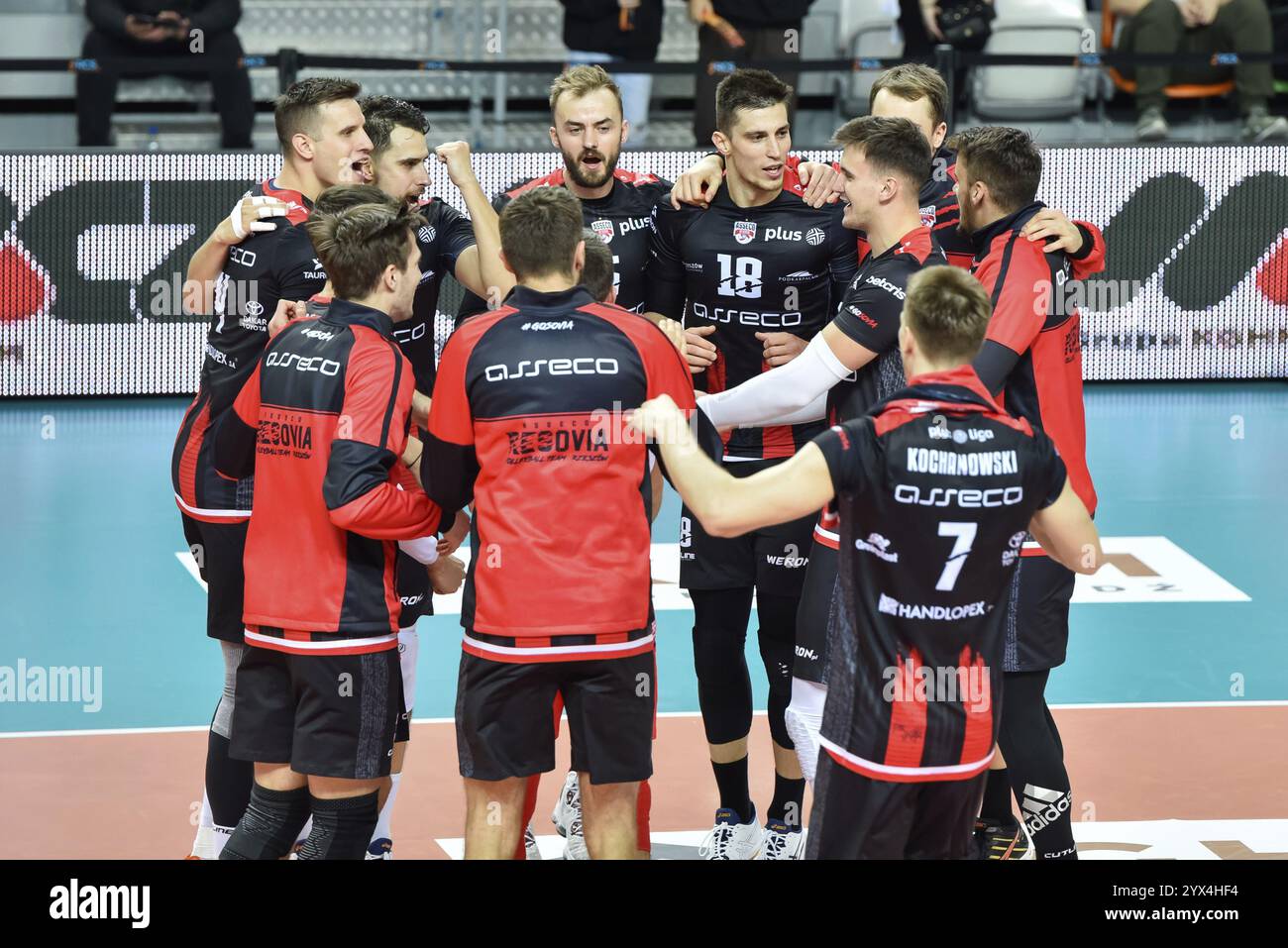 LUBIN, POLOGNE - 15 OCTOBRE 2022 : Volleyball Polonais PlusLiga Match Cuprum Lubin VS Asseco Resovia Rzeszow 0:3. Joie de Klemen Cebulj (18) et thé Banque D'Images