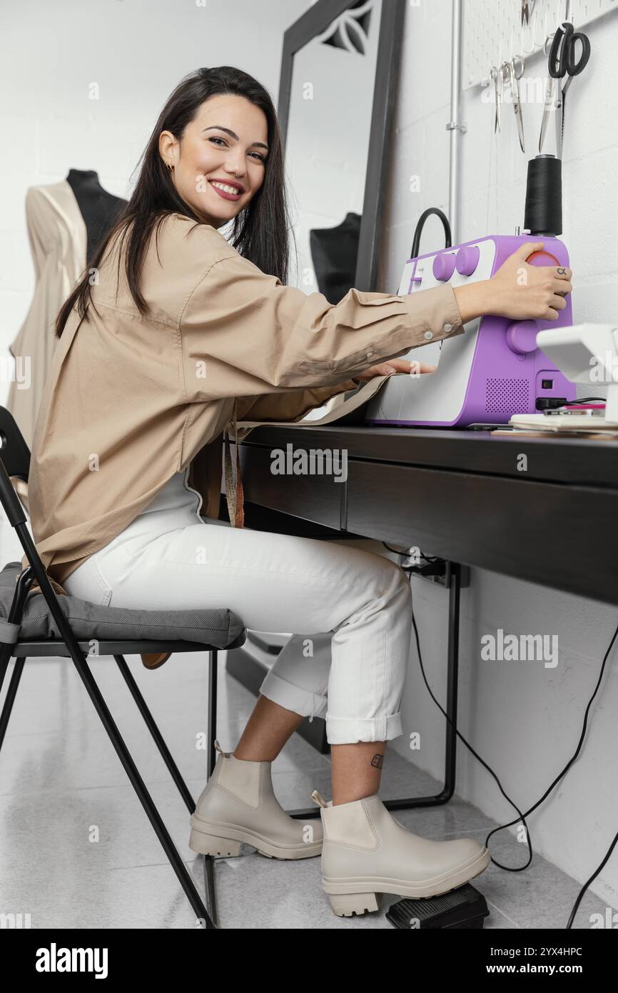 Femme travaillant son atelier de design de mode Banque D'Images