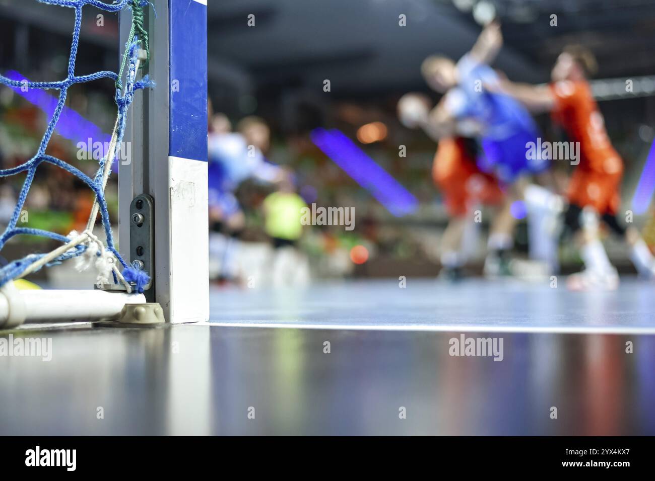 Détail du handball goal avec net et match de hand en arrière-plan. Banque D'Images