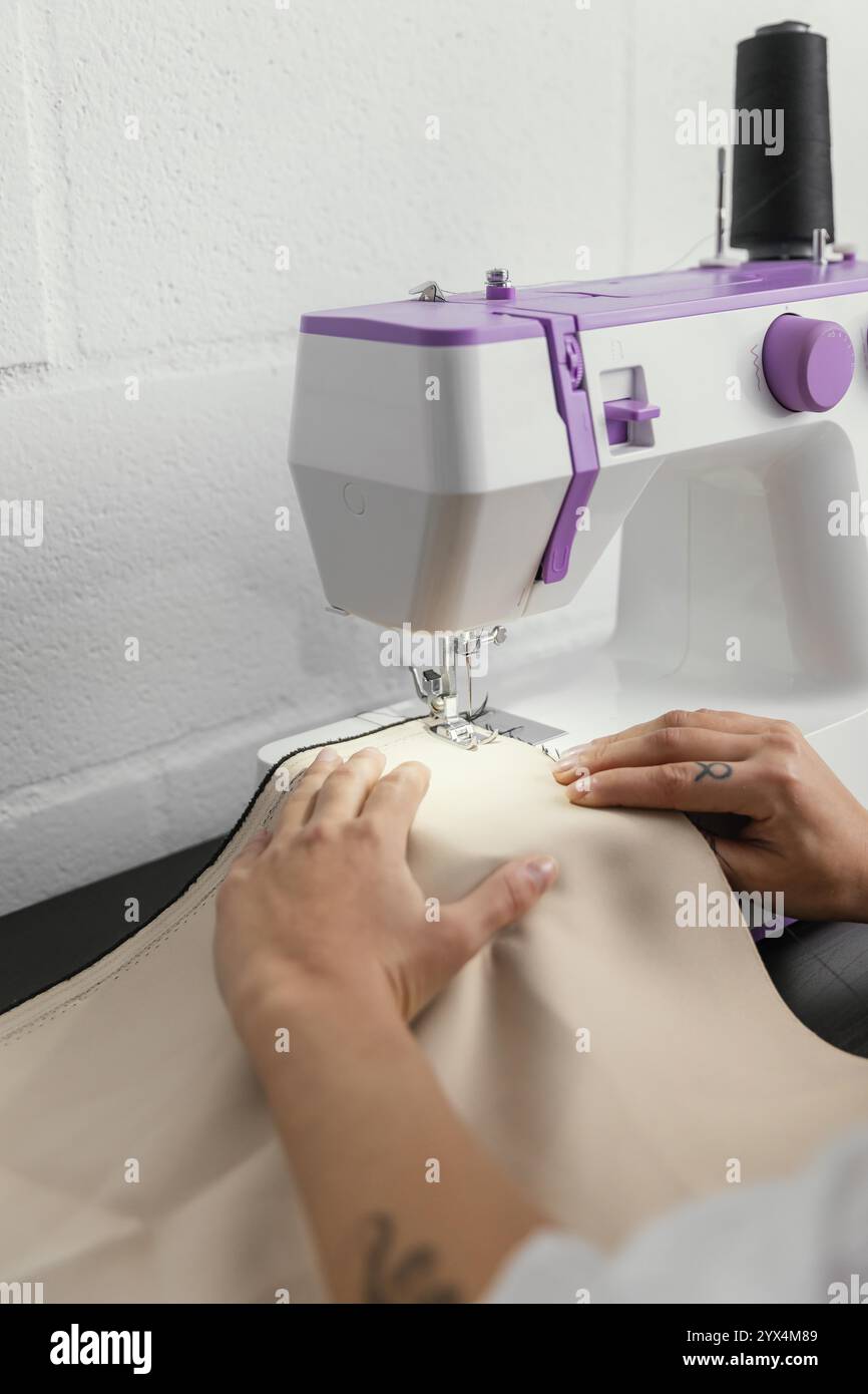 Femme travaillant son atelier de design de mode 5 Banque D'Images