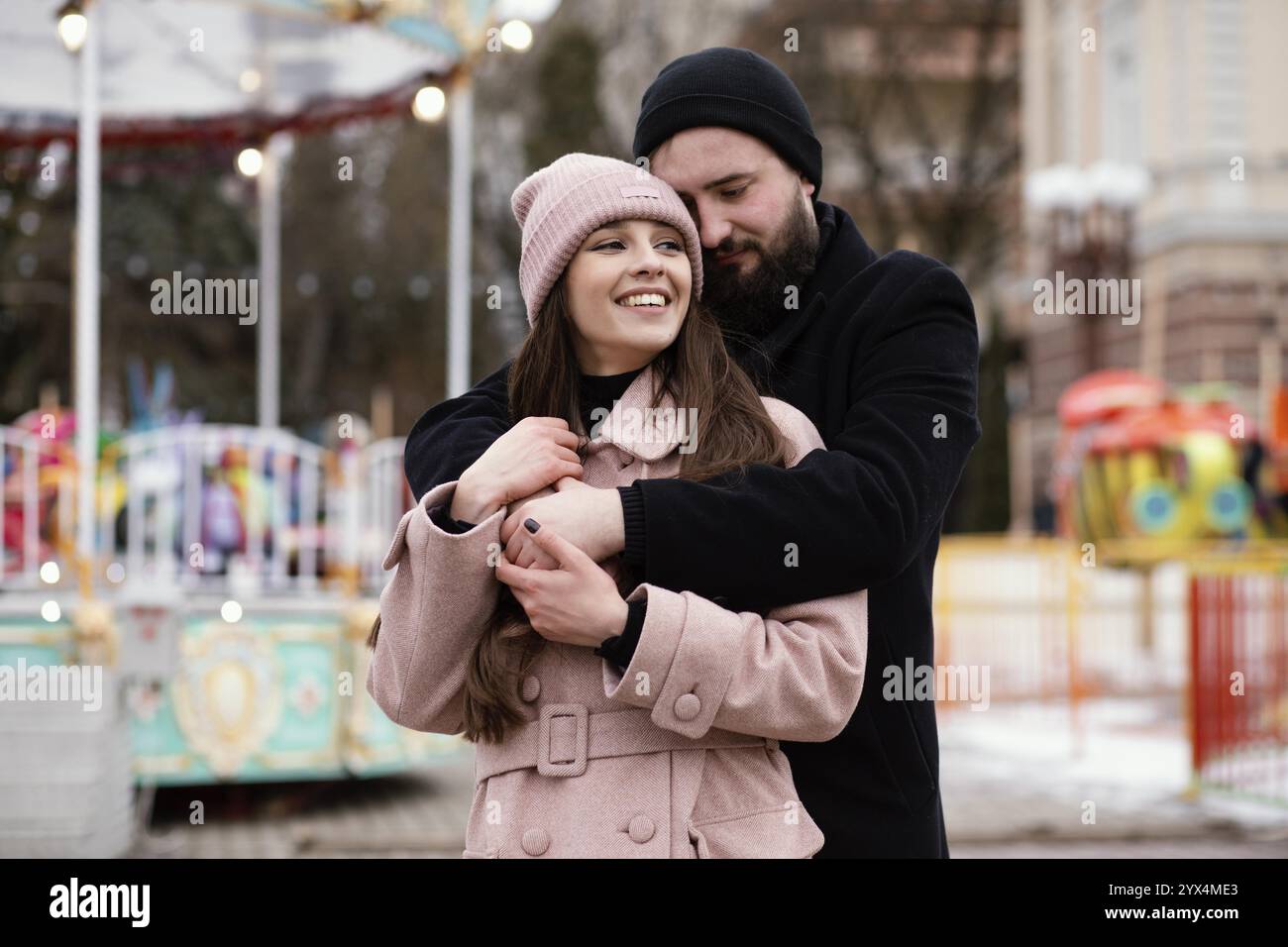 Jeune couple hugging Banque D'Images