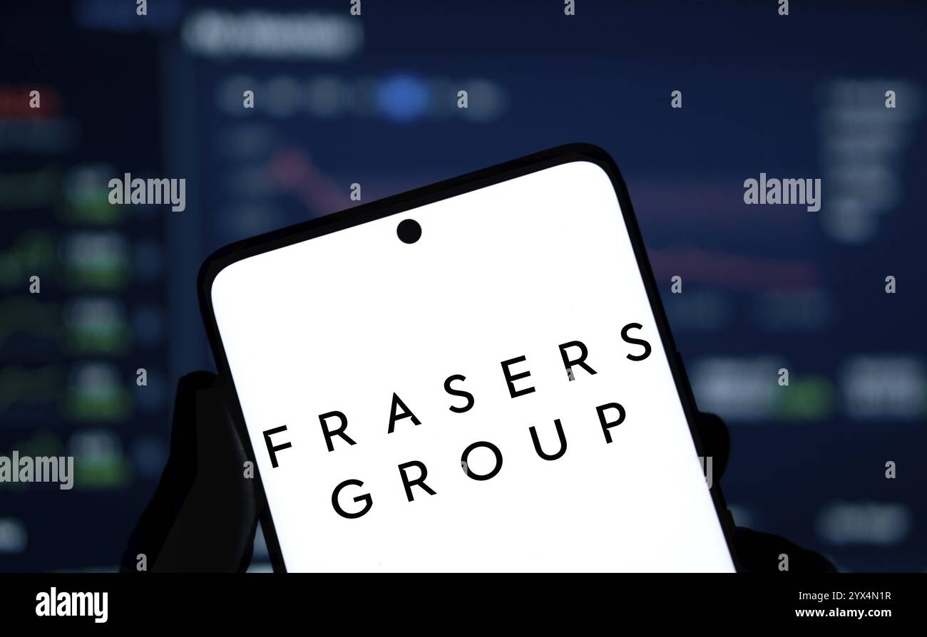 Le logo du groupe Frasers est affiché sur le smartphone. Frasers Group plc est une société britannique de commerce de détail, de sport et de propriété intellectuelle. Banque D'Images