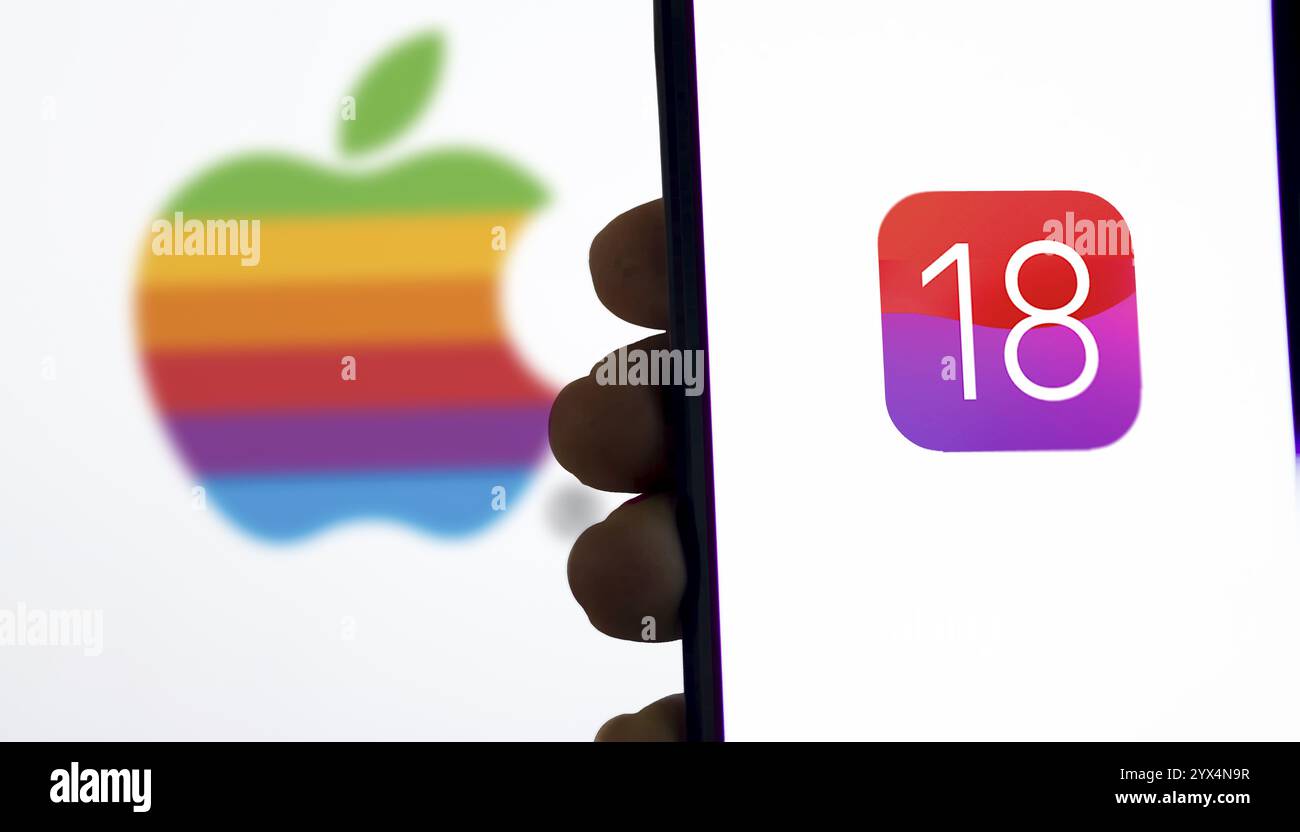 Icône Apple IOS 18 sur le smartphone et logo Apple en arrière-plan. Banque D'Images