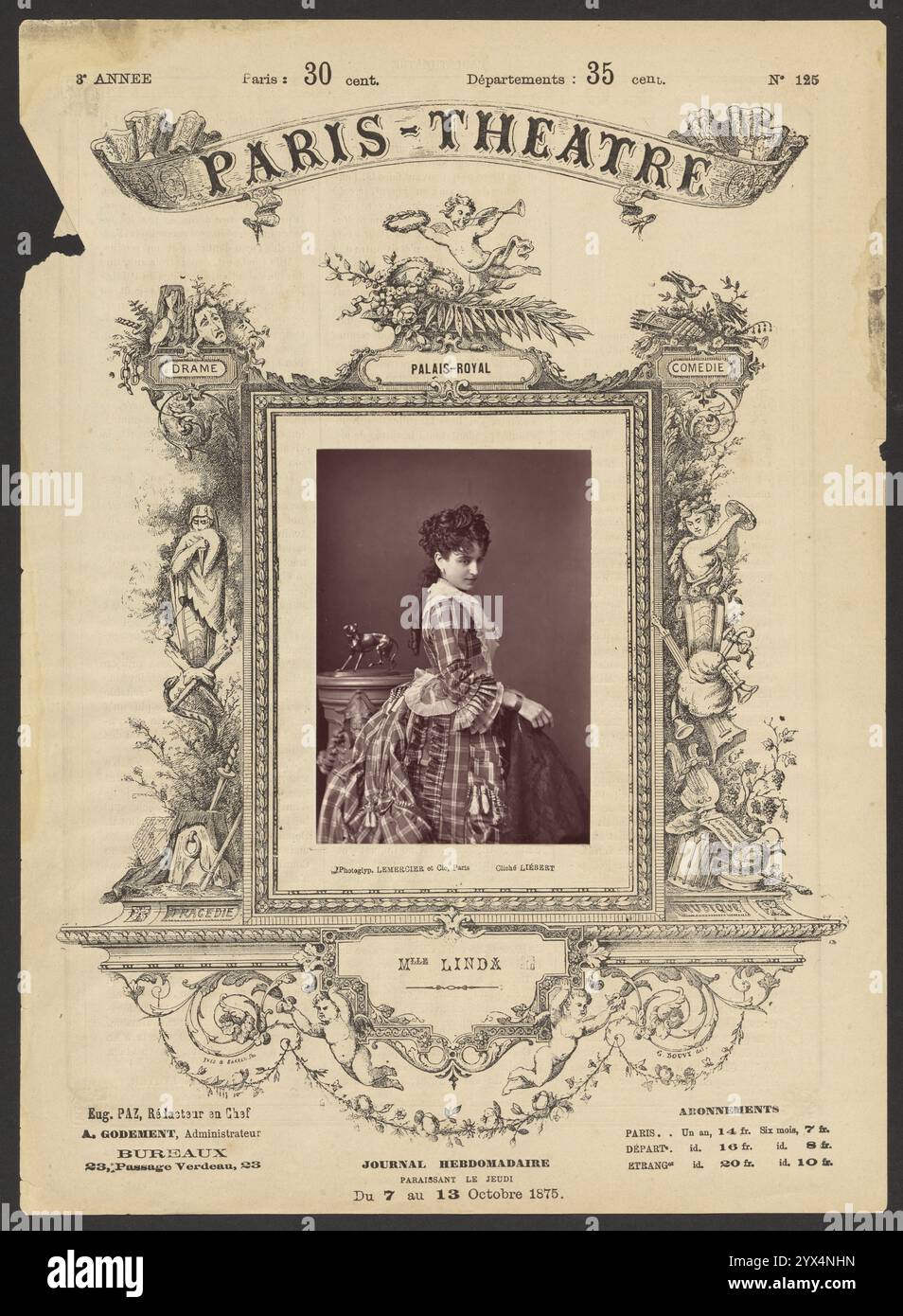 Théâtre de Paris : Mlle. Linda, 1875 ans. Dépliant publicitaire pour le Théâtre de Paris avec un portrait de Mlle. Linda, une femme en robe à carreaux avec ourlets volants. La femme est posée à côté d'une petite statue métallique d'un chien sur un piédestal. Banque D'Images