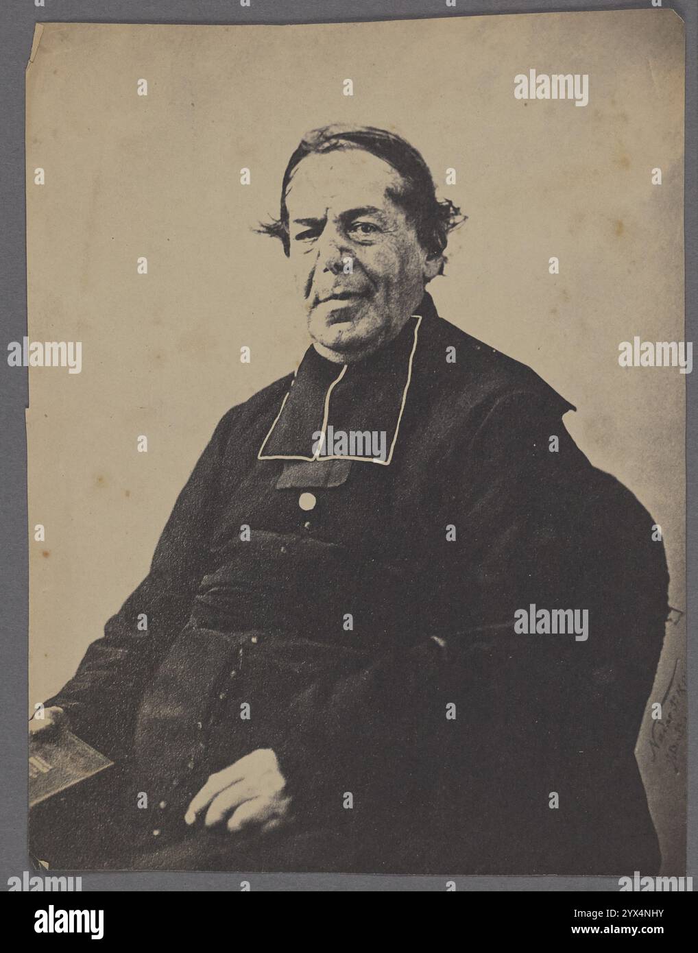 ABB&#xe9 ; de Noailles, négatif 1856 ; imprimé 1857-1860. Portrait du Père Pierre-bienvenu Noailles vêtu de vêtements cléricaux et assis avec une Bible dans une main. Banque D'Images