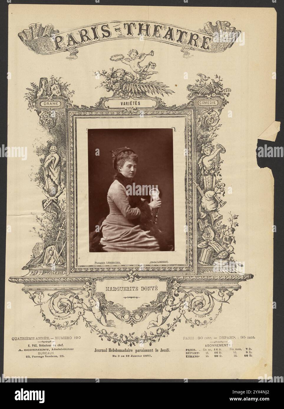Théâtre de Paris : Marguerite Donve, 1877. Dépliant publicitaire pour le Théâtre de Paris, mettant en scène un portrait de Marguerite Donve, une femme assise sur une chaise. Elle porte un chapeau et un manteau avec bordure de fourrure sur les poignets et autour de l'encolure. Banque D'Images