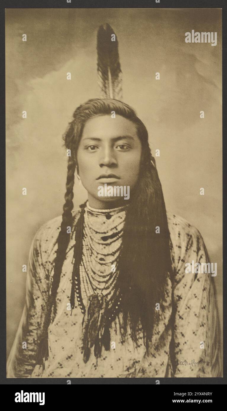 Young Crow Groom, ft. Keogh, négatif 1878-1881. Portrait d'un jeune homme amérindien avec une tresse à droite et les cheveux lâches à gauche, portant des colliers de perles graduées et un serre-tête à plume unique Banque D'Images Young Crow Groom, ft. Keogh, négatif 1878-1881. Portrait d'un jeune homme amérindien avec une tresse à droite et les cheveux lâches à gauche, portant des colliers de perles graduées et un serre-tête à plume unique Banque D'Images