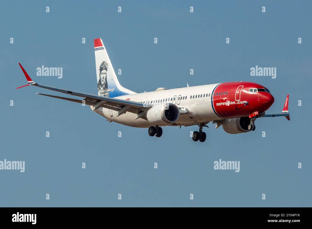 Avión de Línea Boeing 737 MAX de la aerolínea Norwegian aterrizando en el aeropuerto de Gran Canaria. Banque D'Images