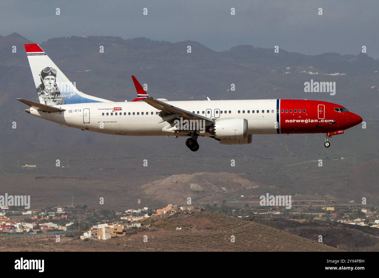Avión de Línea Boeing 737 MAX de la aerolínea Norwegian aterrizando en el aeropuerto de Gran Canaria. Banque D'Images