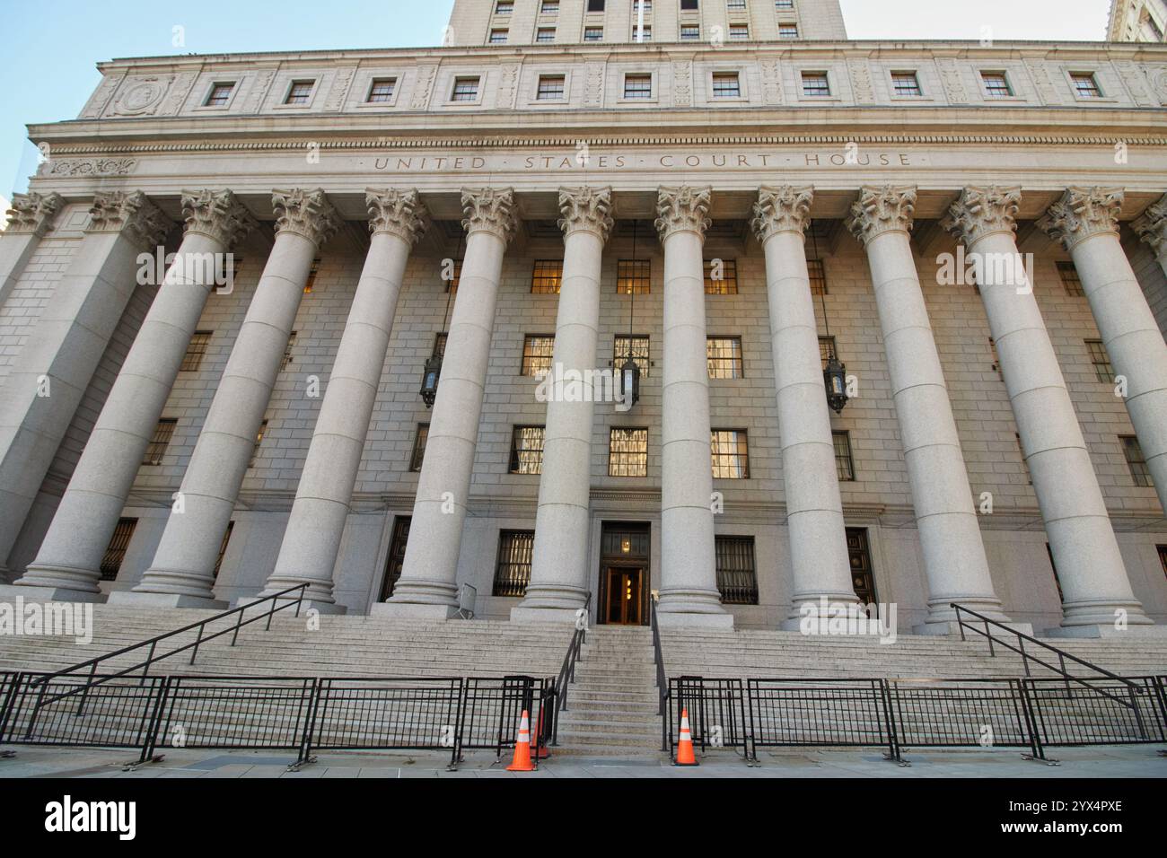 Entrée au Thurgood Marshall United States Courthouse sur la rue centre de Lower manhattan, New york, une cour fédérale Banque D'Images