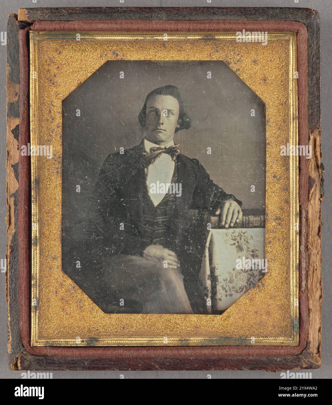 Portrait d'un homme assis, vers 1849. Informations supplémentaires : L'homme repose un bras sur le dessus d'un livre avec le titre de colonne vertébrale "premier mot illeg. DES ÉTATS-UNIS" qui est au sommet d'une table recouverte de tissu. Banque D'Images