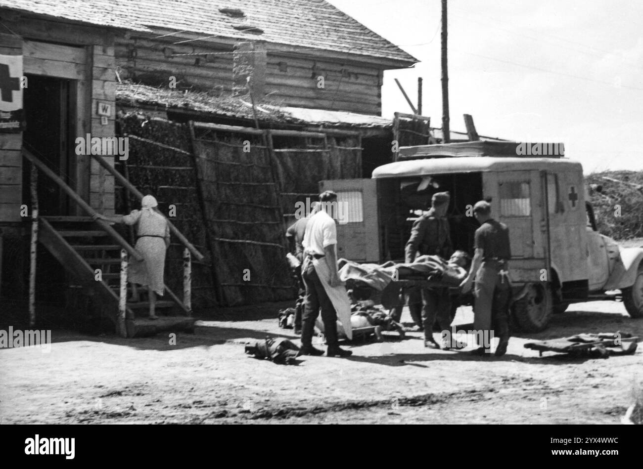 Russie, juillet 1944 : unité allemande de la Wehrmacht, transport d'un blessé lors des combats de l'offensive russe d'été (opération Bagration). [traduction automatique] Banque D'Images