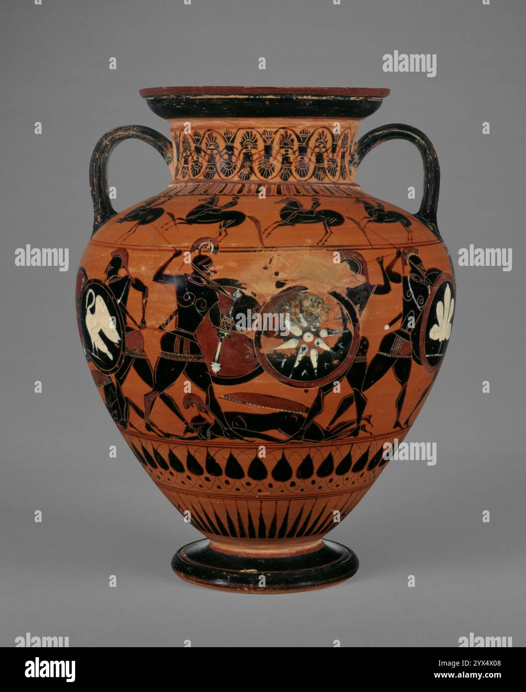 Attic Black-figure Neck Amphora, environ 540 av. J.-C. Pot de stockage avec une scène de combat. Informations complémentaires : dans les batailles mythologiques des Grecs, un conflit ne se terminait pas toujours quand un guerrier tuait son adversaire. Il y avait souvent une lutte pour décider du sort du corps de la figure tombée&#x2019;s. Les camarades du guerrier vaincu &#x2019;s tentèrent de récupérer le cadavre, afin qu'il puisse être enterré, tandis que leurs adversaires cherchaient à le dépouiller de son armure, à le mutiler ou à le tenir contre rançon. Le devant de cette amphore athénienne noire au cou montre un tel conflit. Au centre de la scène, deux guerriers se battent Banque D'Images