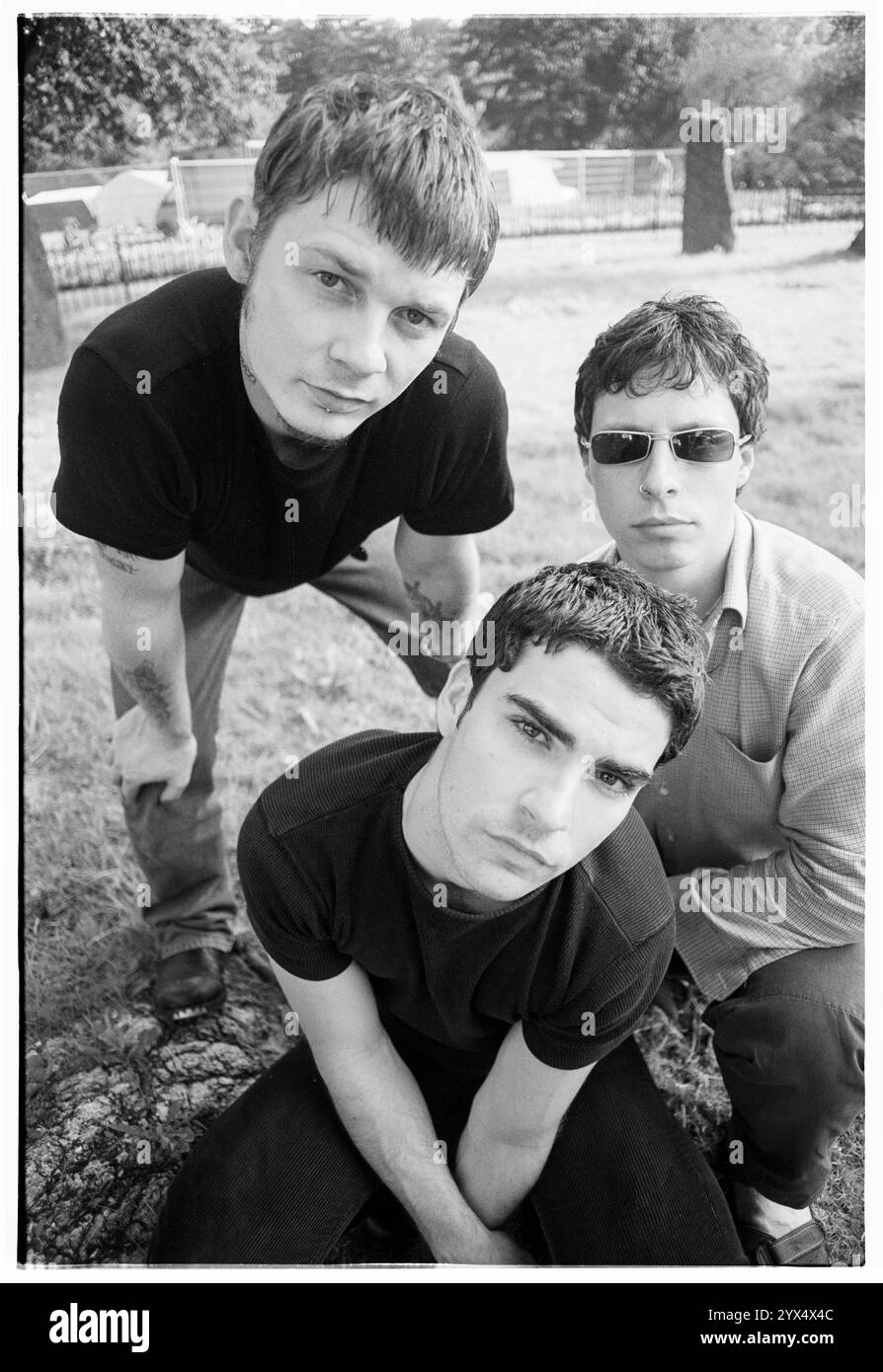 STEREOPHONICS, YOUNG, CARDIFF BIG WEEKEND, 1997 : la formation originale de Stereophonics photographiée avant de faire la tête d'affiche vendredi soir au Big Weekend Festival sur City Lawns à Cardiff, pays de Galles, Royaume-Uni, le 8 août 1997. Photo : Rob Watkins. INFO : Stereophonics, un groupe de rock gallois, a émergé dans les années 1990 en tant que personnalités éminentes du rock britannique. Avec la voix râpeuse de Kelly Jones et des tubes comme 'Dakota', ils ont obtenu un succès commercial. Leur discographie reflète un mélange diversifié de genres rock, mettant en valeur leur attrait durable. Banque D'Images