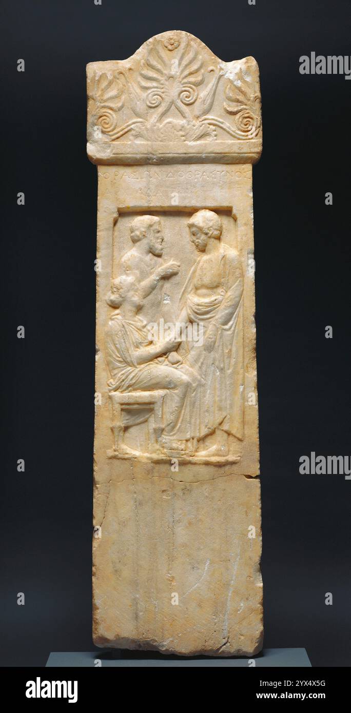 Tombe stèle de Thrasynos, vers 375 av. J.-C. Pierre tombale de Thrasynos. Informations supplémentaires : un groupe familial de mère, père et fils sculpté dans un panneau en relief encastré décore cette stèle ou pierre tombale athénienne. L'inscription au-dessus du relief nomme tous les personnages. Archilla, la mère, est assise sur un tabouret et serre la main de son fils décédé, Thrasynos, tandis que Thrasonides, le père, se tient en arrière-plan. Le couteau sacrificiel dans sa main et son vêtement spécial sans manches indiquent son statut de prêtre. Dans l'ancienne Athènes, les connexions familiales étaient très importantes dans tous les aspects de la vie, et le Banque D'Images