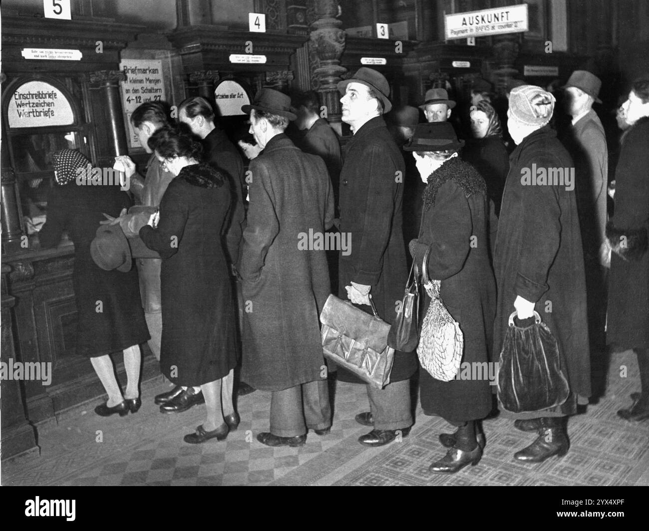 Les gens font la queue au comptoir 5 du bureau de poste de Dammtorstrasse. [traduction automatique] Banque D'Images