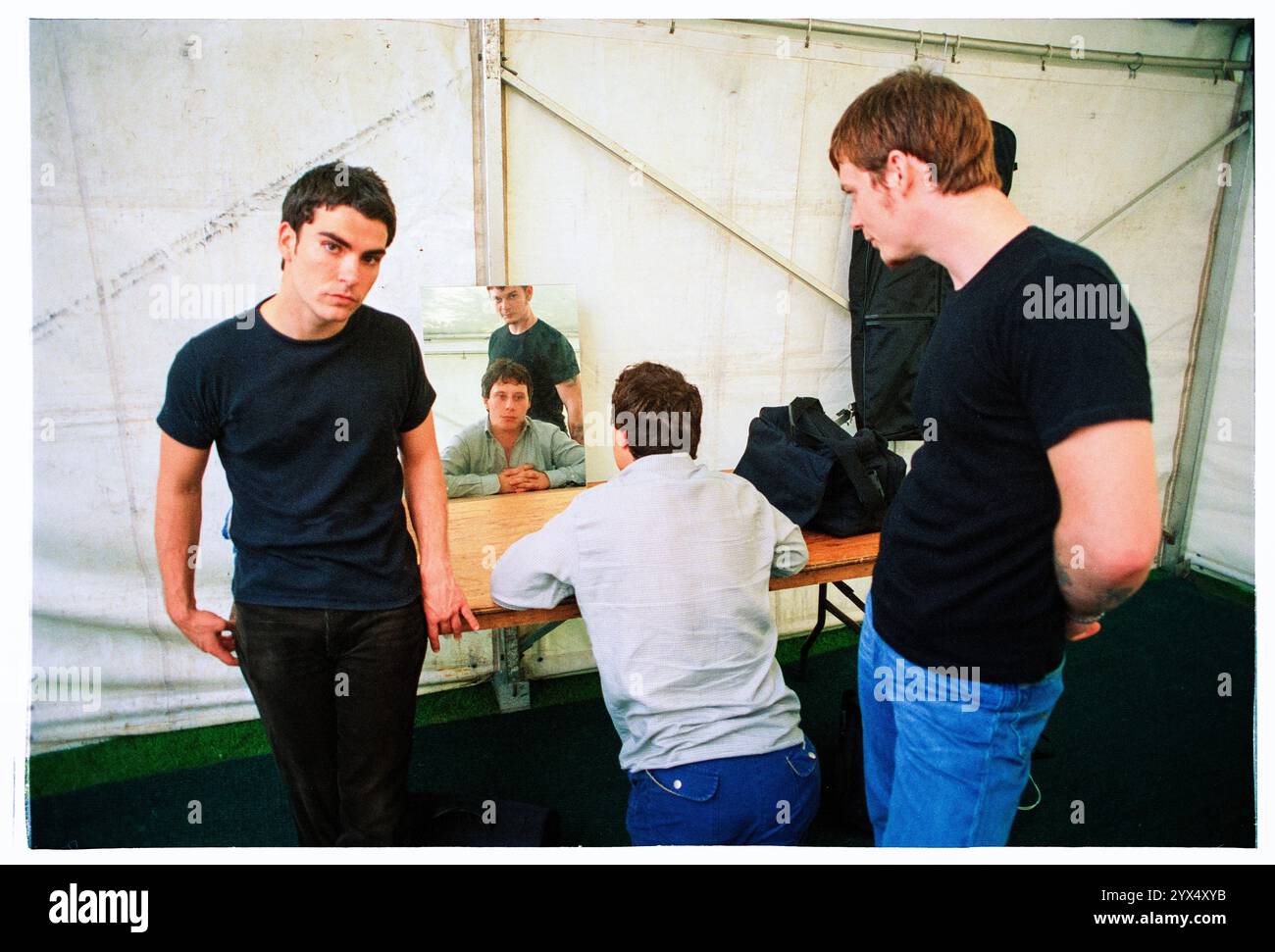 STEREOPHONICS, YOUNG, BACKSTAGE, CARDIFF BIG WEEKEND, 1997 : la formation originale de Stereophonics a photographié les coulisses avant d'être en tête d'affiche vendredi soir au Big Weekend Festival on City Lawns à Cardiff, pays de Galles, Royaume-Uni, le 8 août 1997. Photo : Rob Watkins. INFO : Stereophonics, un groupe de rock gallois, a émergé dans les années 1990 en tant que personnalités éminentes du rock britannique. Avec la voix râpeuse de Kelly Jones et des tubes comme 'Dakota', ils ont obtenu un succès commercial. Leur discographie reflète un mélange diversifié de genres rock, mettant en valeur leur attrait durable. Banque D'Images