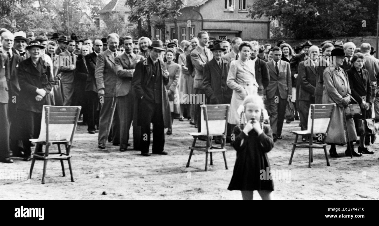 Les gens attendent à un point d'émission à Hambourg Othmarschen pour recevoir la nouvelle devise DM. [traduction automatique] Banque D'Images