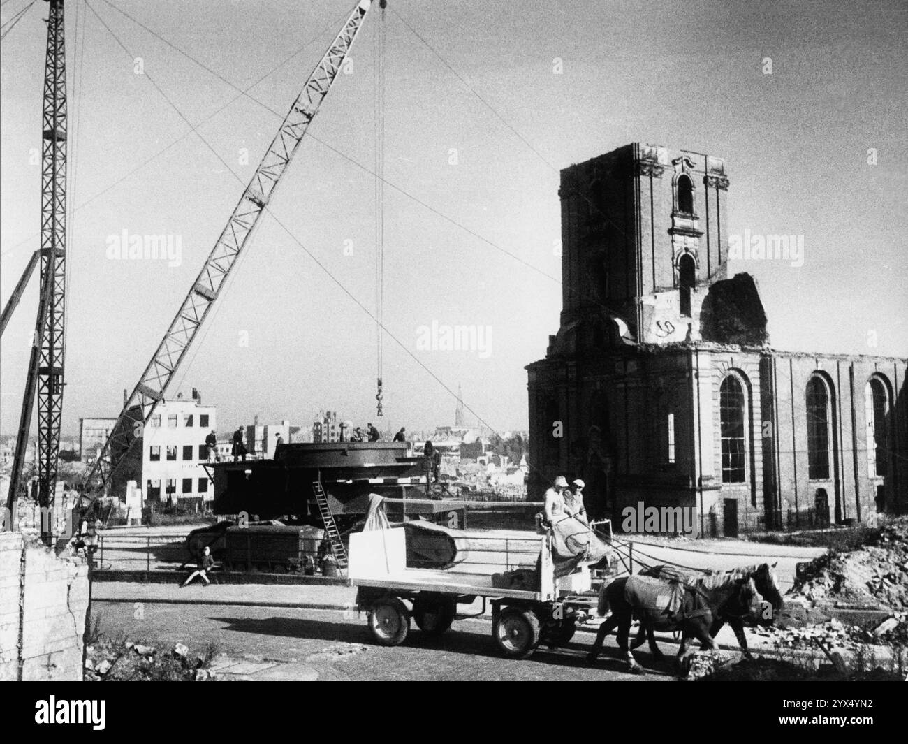 1947 Hambourg Altona, montage de grues devant l'église principale [traduction automatique] Banque D'Images