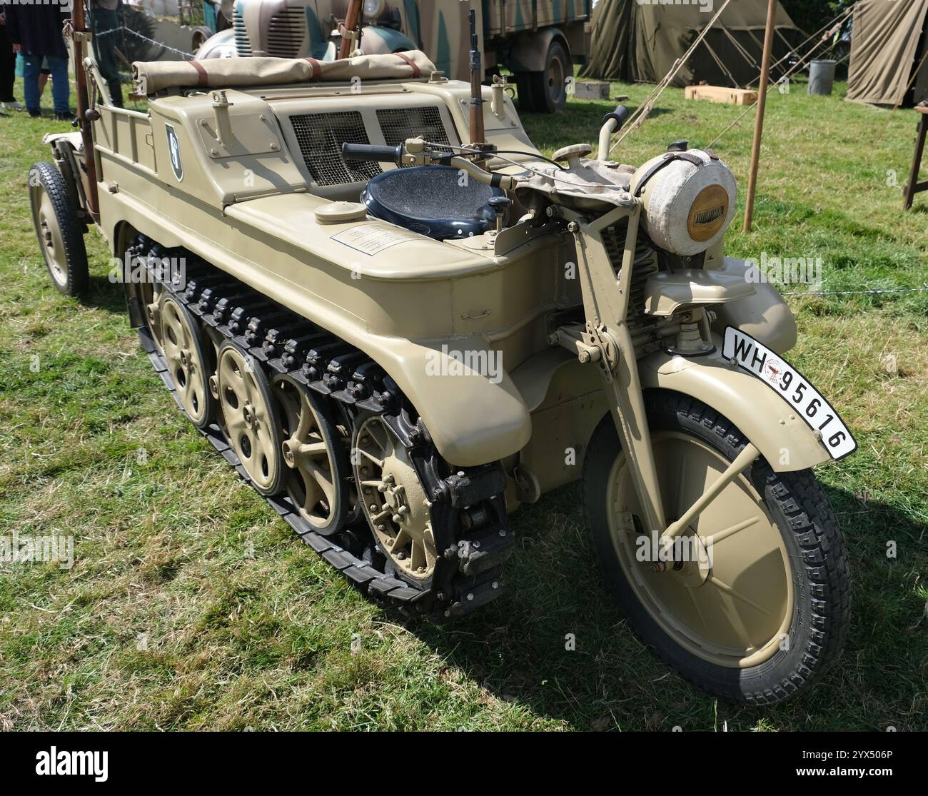 La SD.Kfz.2 (en allemand : Sonderkraftfahrzeug 2) est une moto demi-piste avec une seule roue avant, mieux connue sous le nom de Kleines Kettenkraftrad HK 101. Banque D'Images