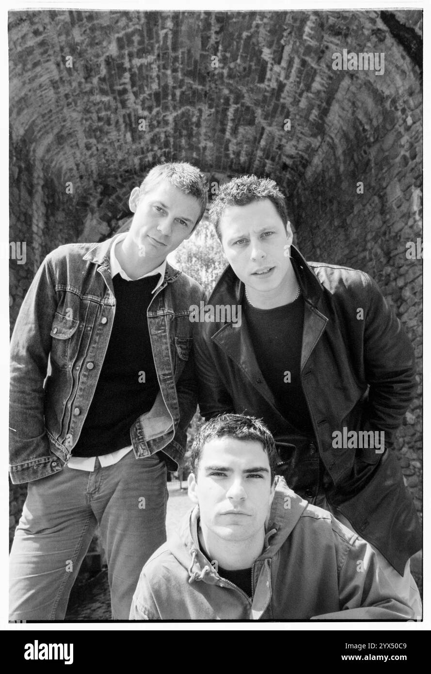 STEREOPHONICS, ORIGINAL LINE-up, CARDIFF CASTLE, 1998 : The original Stereophonics line-up in the Grounds of Cardiff Castle avant leur premier concert dans la ville emblématique de Cardiff, pays de Galles, Royaume-Uni le 12 juin 1998. Photo : Rob Watkins. INFO : Stereophonics, un groupe de rock gallois, a émergé dans les années 1990 en tant que personnalités éminentes du rock britannique. Avec la voix râpeuse de Kelly Jones et des tubes comme 'Dakota', ils ont obtenu un succès commercial. Leur discographie reflète un mélange diversifié de genres rock, mettant en valeur leur attrait durable. Banque D'Images