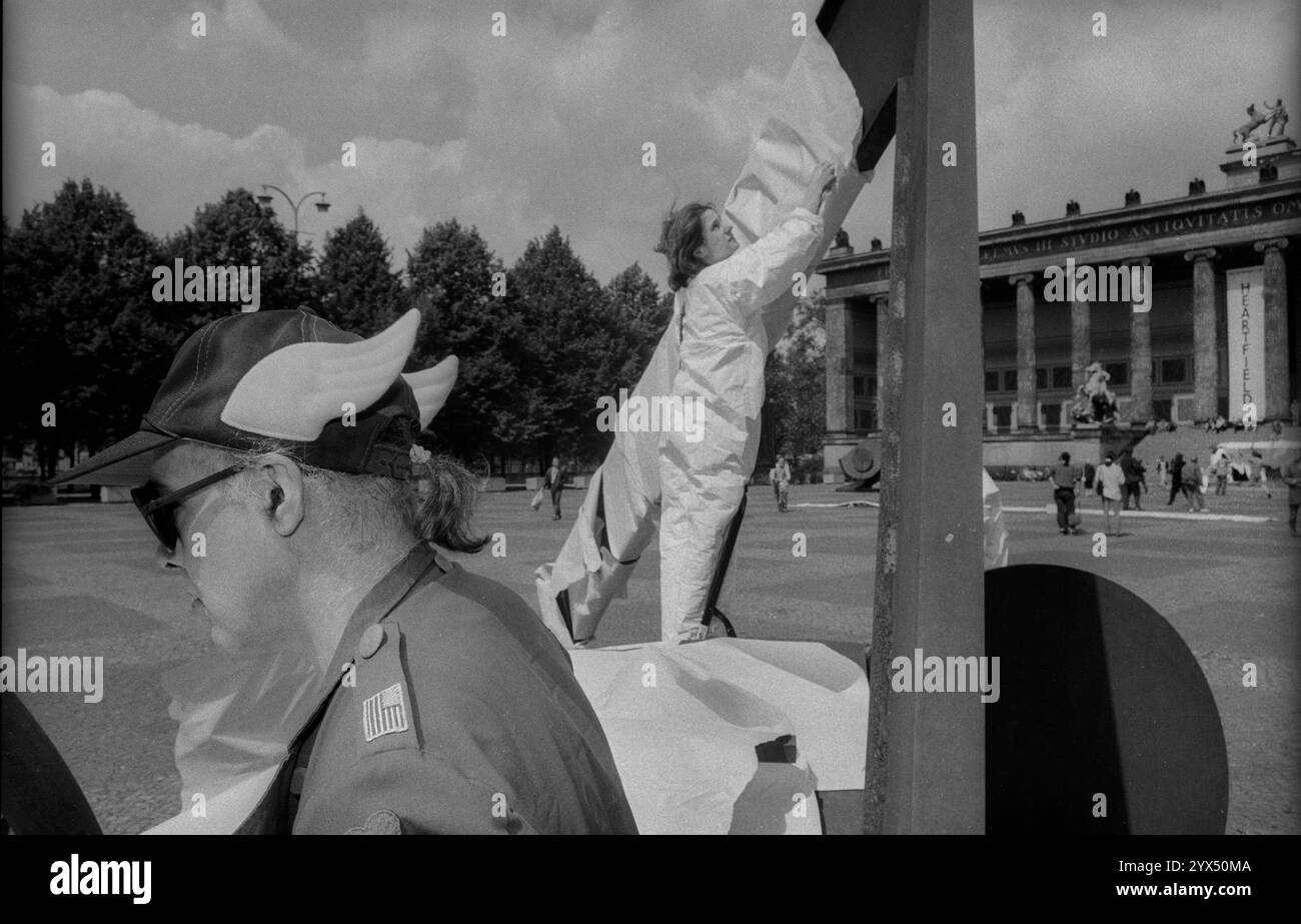 Allemagne, Berlin, 14.06.1991, action artistique dans le Lustgarten et dans le Musée Altes pour des loyers abordables de studio pour les artistes, [traduction automatique] Banque D'Images