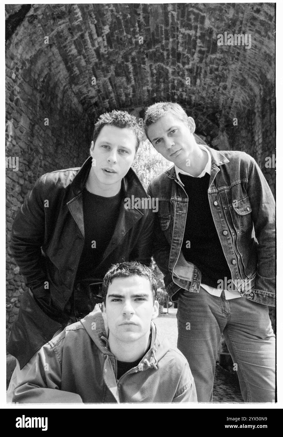 STEREOPHONICS, ORIGINAL LINE-up, CARDIFF CASTLE, 1998 : The original Stereophonics line-up in the Grounds of Cardiff Castle avant leur premier concert dans la ville emblématique de Cardiff, pays de Galles, Royaume-Uni le 12 juin 1998. Photo : Rob Watkins. INFO : Stereophonics, un groupe de rock gallois, a émergé dans les années 1990 en tant que personnalités éminentes du rock britannique. Avec la voix râpeuse de Kelly Jones et des tubes comme 'Dakota', ils ont obtenu un succès commercial. Leur discographie reflète un mélange diversifié de genres rock, mettant en valeur leur attrait durable. Banque D'Images