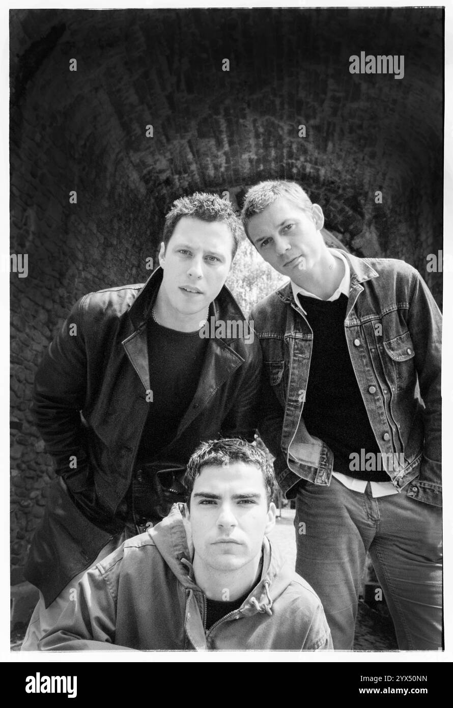 STEREOPHONICS, ORIGINAL LINE-up, CARDIFF CASTLE, 1998 : The original Stereophonics line-up in the Grounds of Cardiff Castle avant leur premier concert dans la ville emblématique de Cardiff, pays de Galles, Royaume-Uni le 12 juin 1998. Photo : Rob Watkins. INFO : Stereophonics, un groupe de rock gallois, a émergé dans les années 1990 en tant que personnalités éminentes du rock britannique. Avec la voix râpeuse de Kelly Jones et des tubes comme 'Dakota', ils ont obtenu un succès commercial. Leur discographie reflète un mélange diversifié de genres rock, mettant en valeur leur attrait durable. Banque D'Images