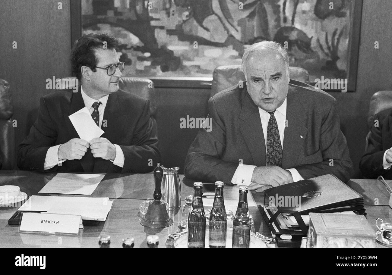 Allemagne, Bonn, 02.02.1994 Archive : 46-01-22 Réunion du Cabinet photo : le chancelier fédéral Helmut Kohl et Klaus Kinkel, ministre fédéral des Affaires étrangères [traduction automatique] Banque D'Images