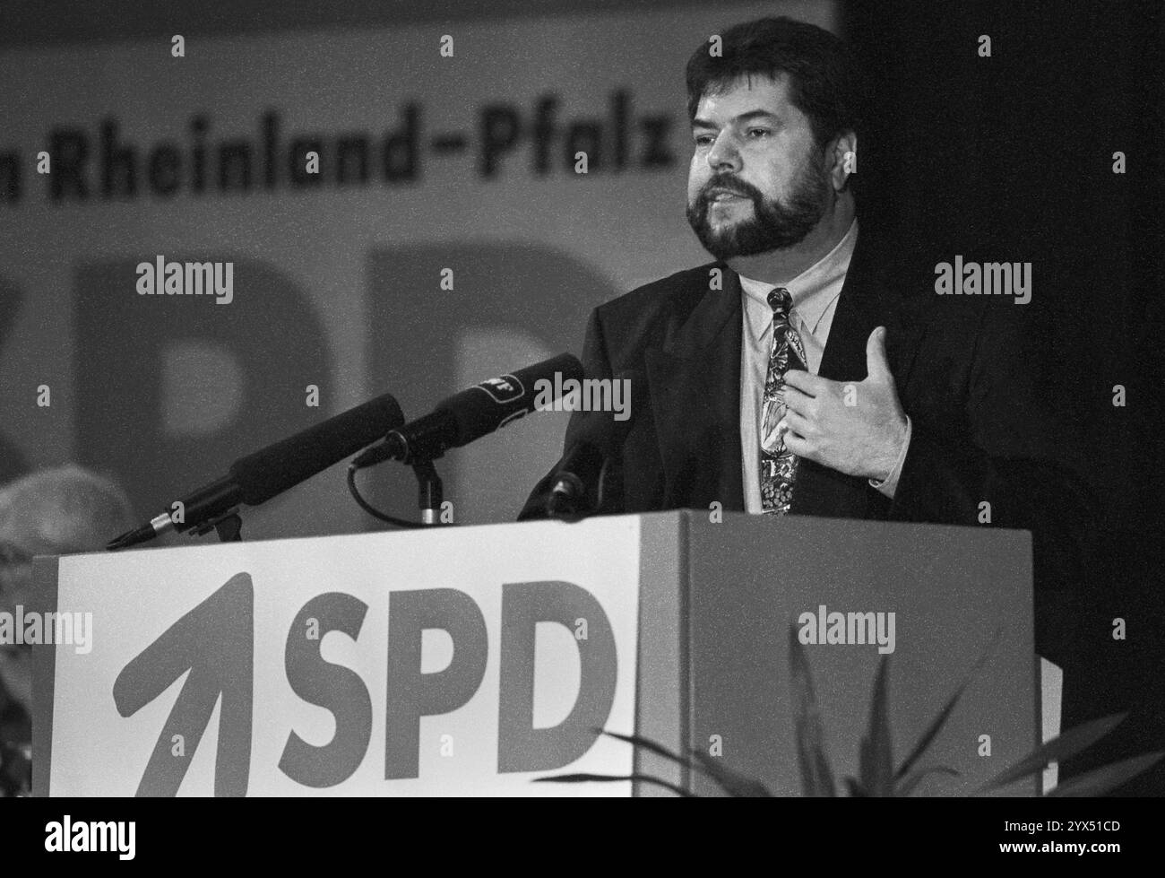 Allemagne, Ransbach-Baumbach, 04.12.1993 Archive : 44-71-31 Conférence du parti d'Etat SPD de Rhénanie-Palatinat photo : Kurt Beck, nouveau président d'Etat SPD [traduction automatique] Banque D'Images