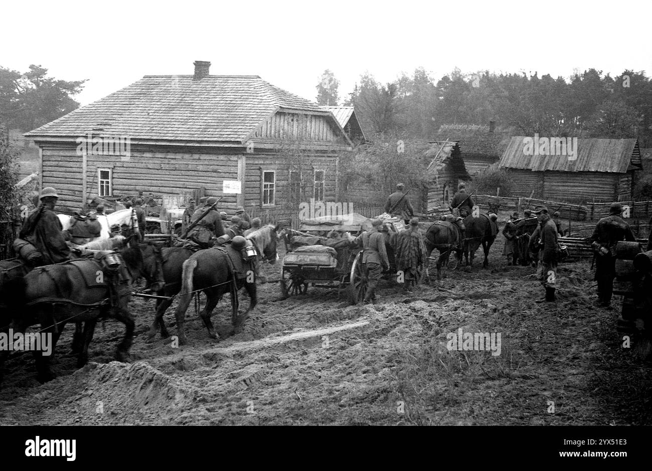 Russie 1943, chute : retraite des troupes allemandes dans la section médiane du front de l'est dans la zone des marais Pripjet entre Mogilev, Bobruisk et Rogachev pendant les combats de l'offensive russe (opération Smolensk). Les fantassins s'accrochent aux chariots tirés par des chevaux. Centre du groupe d'armées, dans la zone de la 110e division d'infanterie. [traduction automatique] Banque D'Images