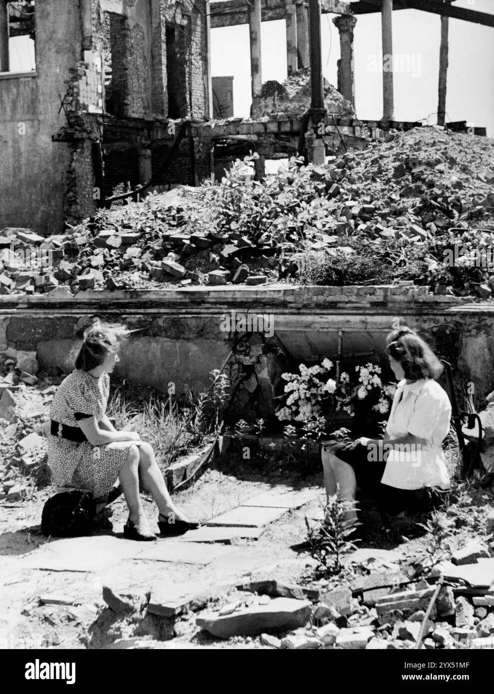 1947 Hambourg Hammerbrook : femmes devant une tombe sous les ruines d'une maison. Ils ont déposé une couronne devant les ruines pour commémorer les personnes qui n'ont pas pu s'échapper de la maison. [traduction automatique] Banque D'Images