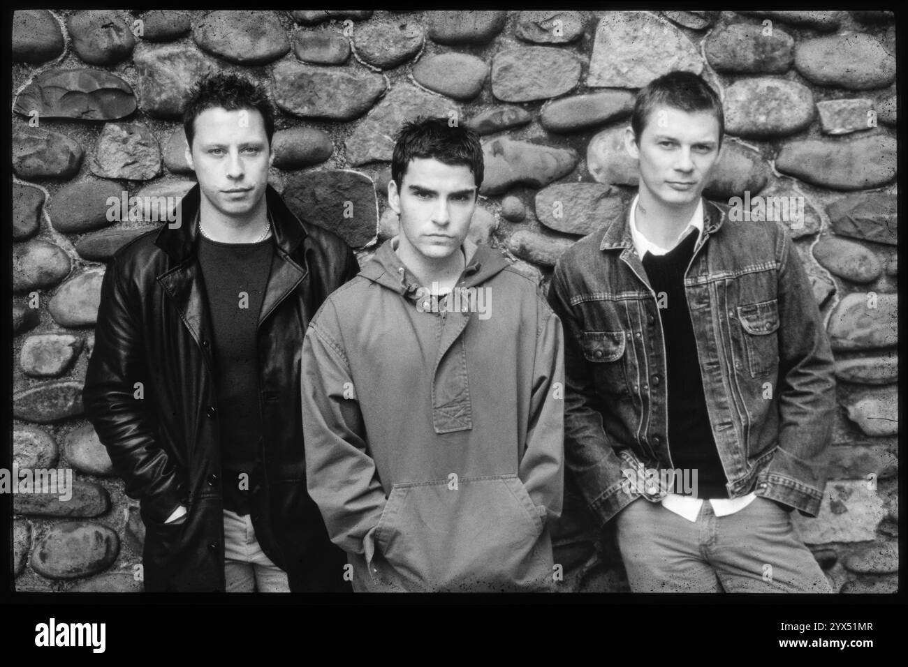 STEREOPHONICS, ORIGINAL LINE-up, CARDIFF CASTLE, 1998 : The original Stereophonics line-up in the Grounds of Cardiff Castle avant leur premier concert dans la ville emblématique de Cardiff, pays de Galles, Royaume-Uni le 12 juin 1998. Photo : Rob Watkins. INFO : Stereophonics, un groupe de rock gallois, a émergé dans les années 1990 en tant que personnalités éminentes du rock britannique. Avec la voix râpeuse de Kelly Jones et des tubes comme 'Dakota', ils ont obtenu un succès commercial. Leur discographie reflète un mélange diversifié de genres rock, mettant en valeur leur attrait durable. Banque D'Images