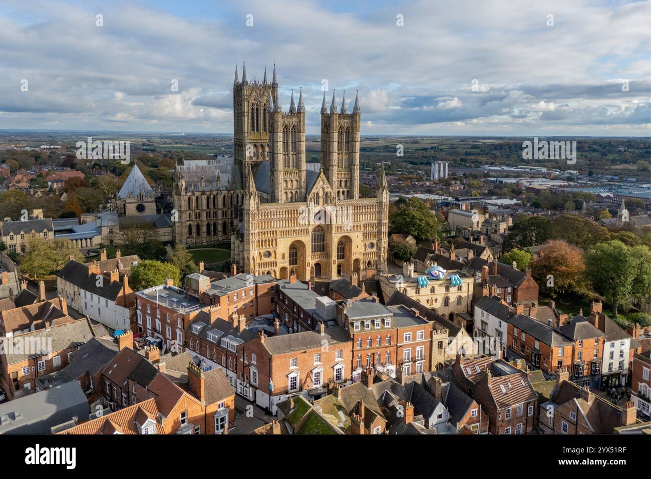 York Minster et York City vue aérienne surplombant la ville de York. Vue ensoleillée sur le minster et les remparts de la ville. Ville historique du North Yorkshire Banque D'Images