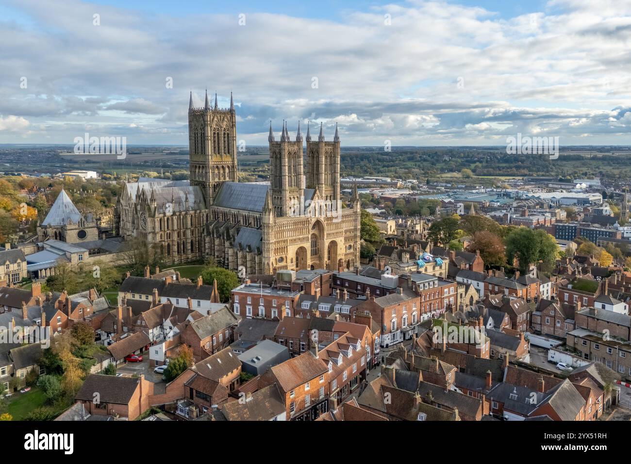 York Minster et York City vue aérienne surplombant la ville de York. Vue ensoleillée sur le minster et les remparts de la ville. Ville historique du North Yorkshire Banque D'Images