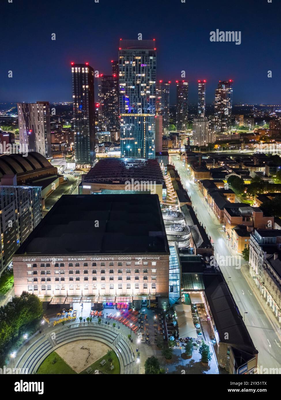 Centre-ville de Manchester, Grand Manchester, Royaume-Uni. Vue aérienne nocturne des rues illuminées, de l'architecture moderne et du centre-ville animé après la tombée de la nuit. Banque D'Images