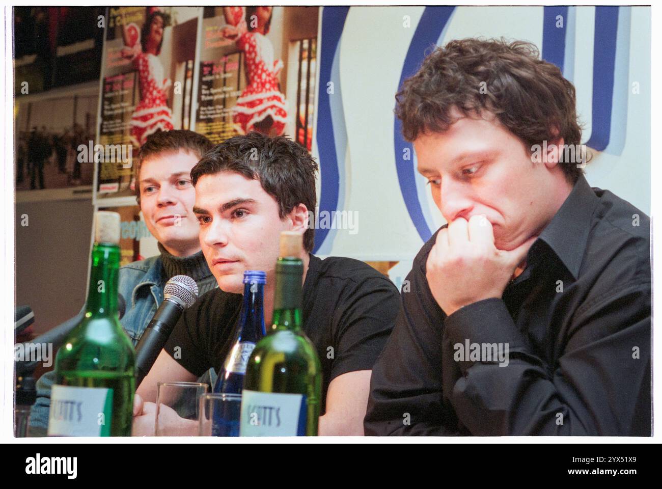 STEREOPHONICS, SOIRÉE DE LANCEMENT, PERFORMANCE ET ALBUM COCTAILS, 1999 : The original Stereophonics line-up à la soirée de lancement et conférence de presse pour leur deuxième album "performance and cocktails" au Scott's Bar à Cardiff, pays de Galles, Royaume-Uni le 8 mars 1999. Photo : Rob Watkins. INFO : Stereophonics, un groupe de rock gallois, a émergé dans les années 1990 en tant que personnalités éminentes du rock britannique. Avec la voix râpeuse de Kelly Jones et des tubes comme 'Dakota', ils ont obtenu un succès commercial. Leur discographie reflète un mélange diversifié de genres rock, mettant en valeur leur attrait durable. Banque D'Images