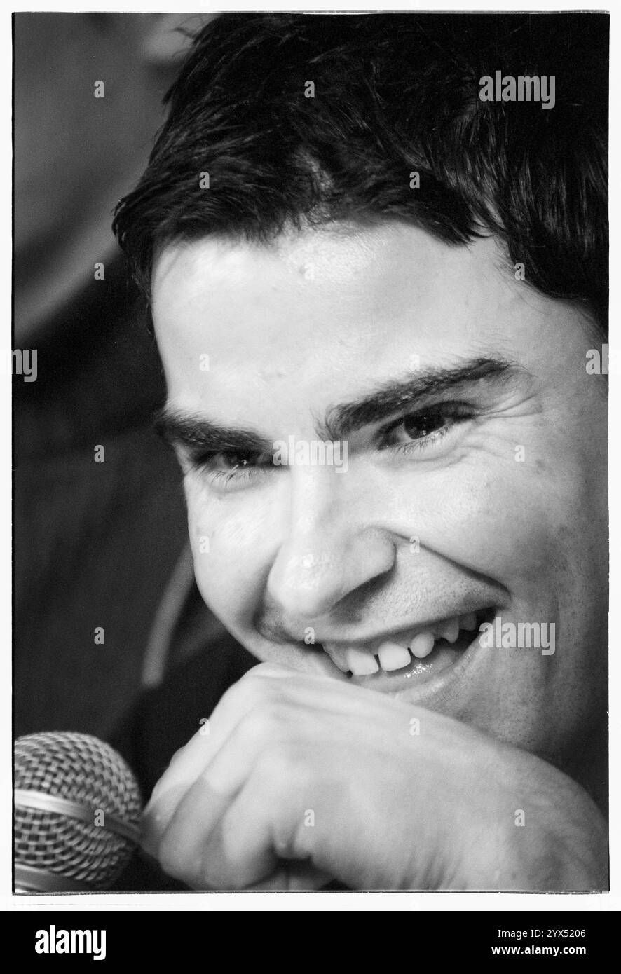 KELLY JONES, STEREOPHONICS, SOIRÉE DE LANCEMENT, PERFORMANCE ET ALBUM COCTAILS, 1999 : Kelly Jones répond aux questions. Stereophonics est le line-up original à la soirée de lancement et conférence de presse pour leur deuxième album performance and cocktails au Scott's Bar à Cardiff, pays de Galles, Royaume-Uni le 8 mars 1999. Photo : Rob Watkins. INFO : Stereophonics, un groupe de rock gallois, a émergé dans les années 1990 en tant que personnalités éminentes du rock britannique. Avec la voix râpeuse de Kelly Jones et des tubes comme 'Dakota', ils ont obtenu un succès commercial. Leur discographie reflète un mélange diversifié de genres rock, mettant en valeur leur attrait durable. Banque D'Images